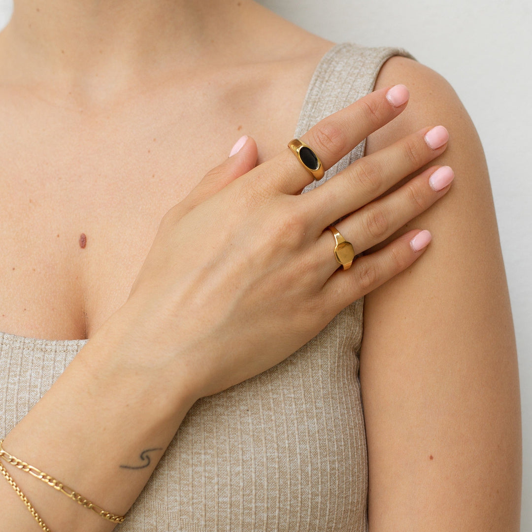 Gold Oval signet ring LINK'D THE LABEL