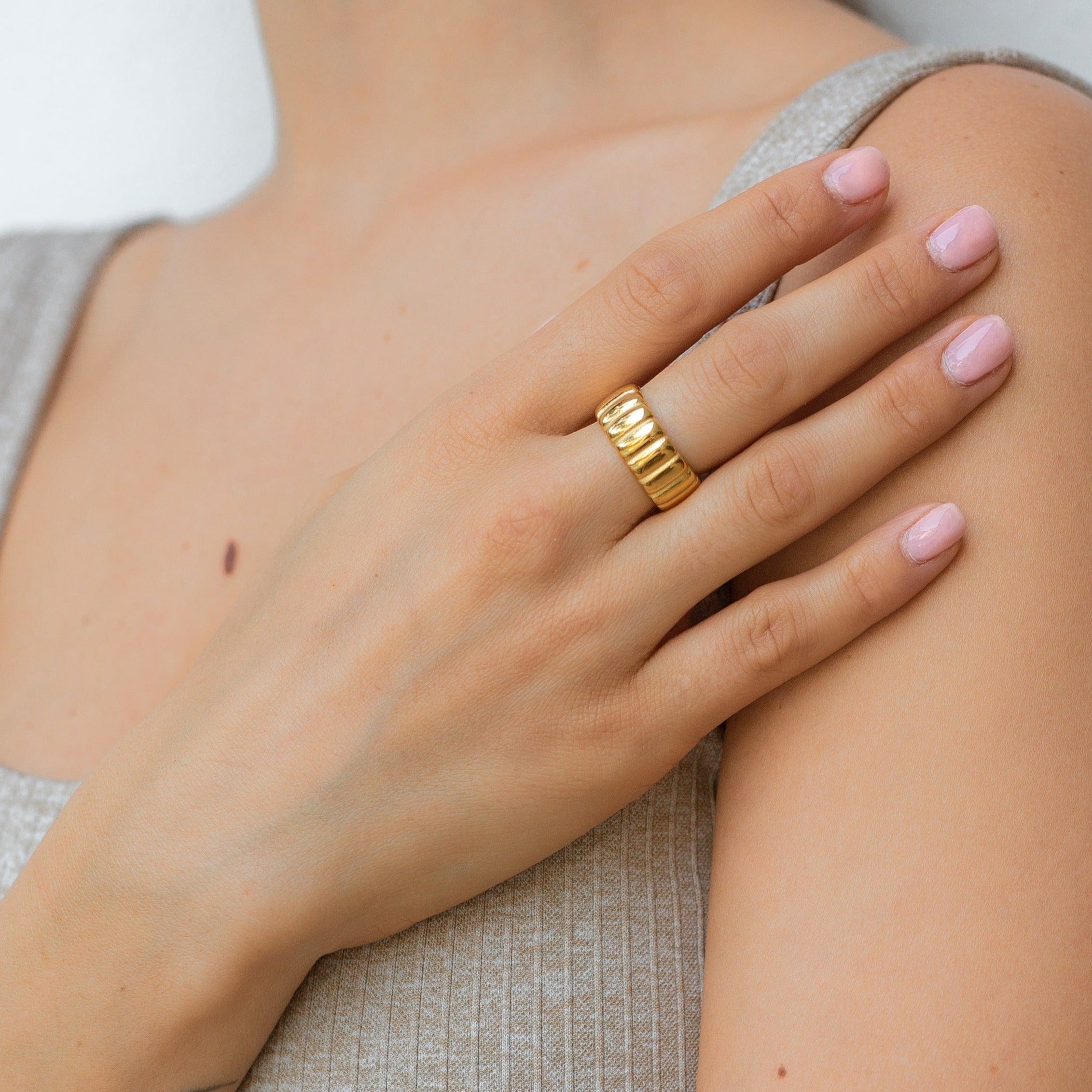 【関税込み】Chunky Ribbed Ring  Gold Ring - ANINE BING - 14 Bague Chunky Ribbed Ring Gold - ANINE BING - 14k Gold Plated